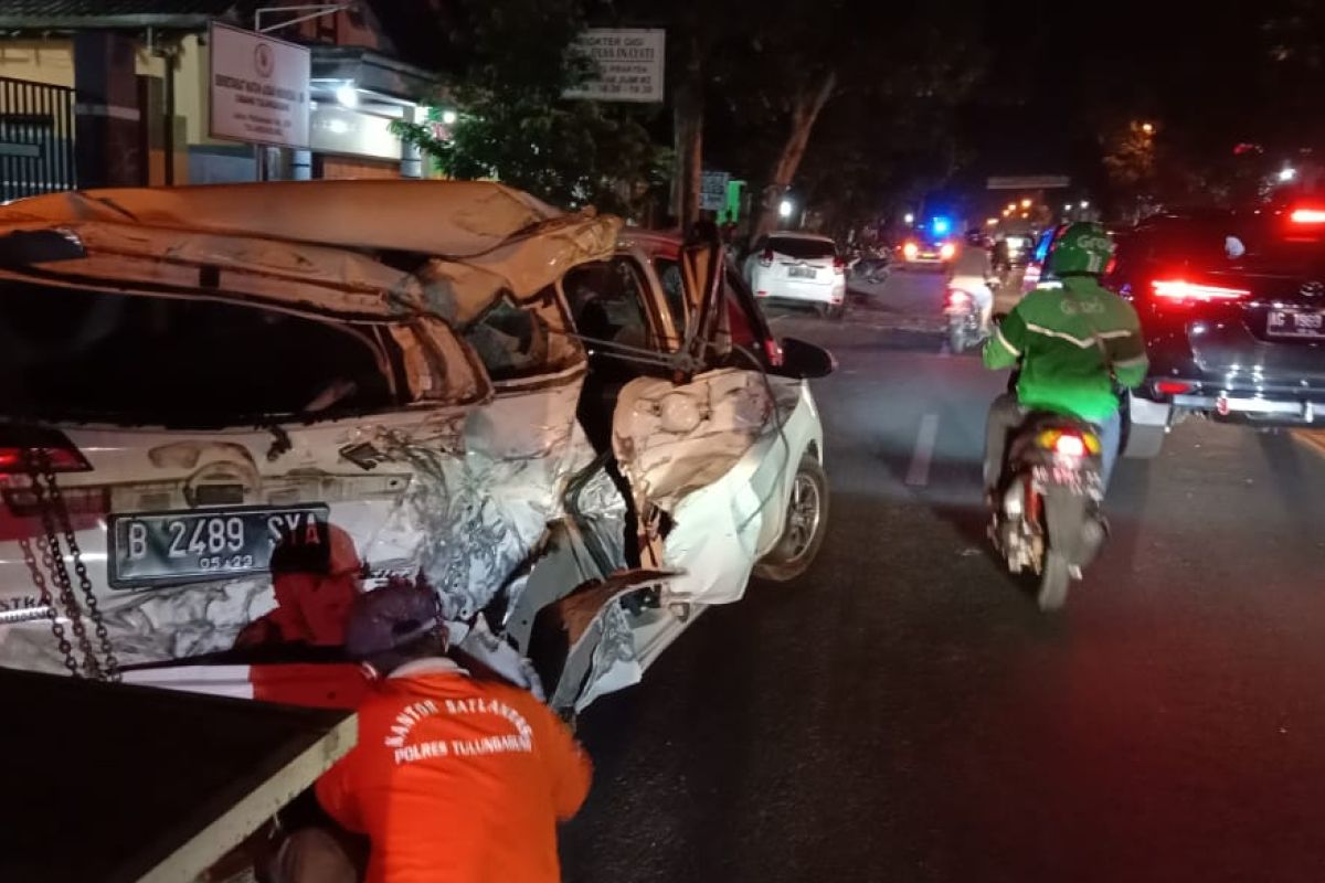 Mobil Sigra hantam Yaris dan terpental, lalu tersambar truk tronton