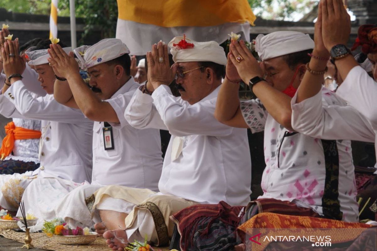 Bupati Karangasem memohon berkah di Pura Silayukti