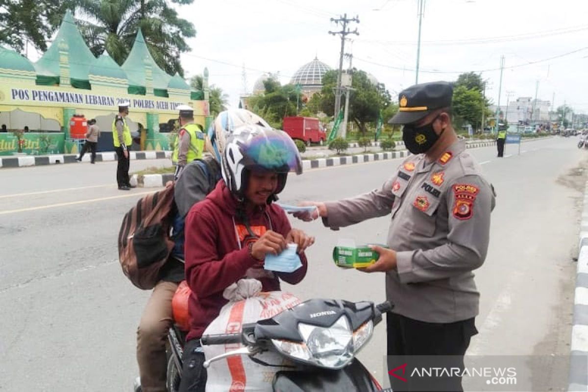 Cegah COVID-19. Ini dilakukan polisi di jalan di Aceh Timur