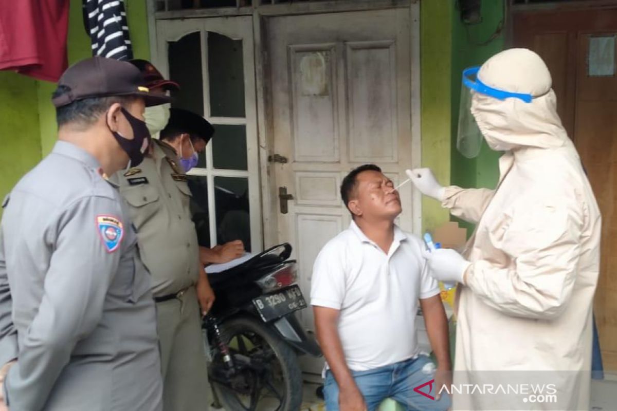 Satgas COVID-19 Bekasi datangi rumah pemudik lakukan tes usap antigen