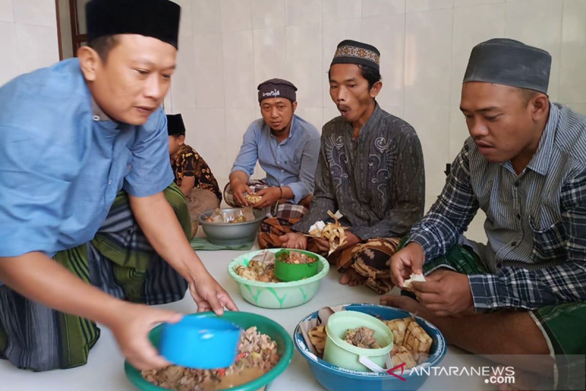 Warga Mojo Kabupaten Kediri rayakan "kupatan" secara sederhana