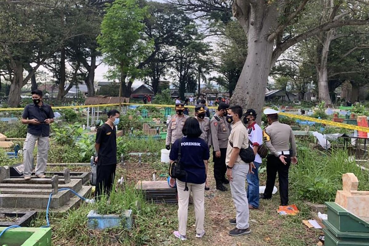 Polisi bongkar makam korban yang tewas di Bendungan Sengguruh Malang