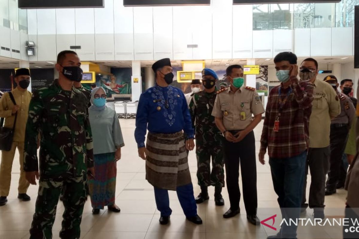 Wali Kota Jambi lakukan pengecekan kesehatan penumpang di Bandara Sultan Thaha