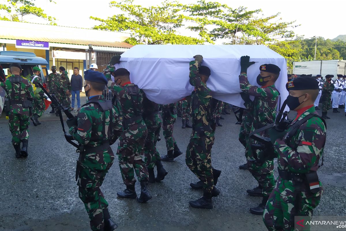 Jenazah anggota TNI yang meninggal di Papua tiba di Ambon