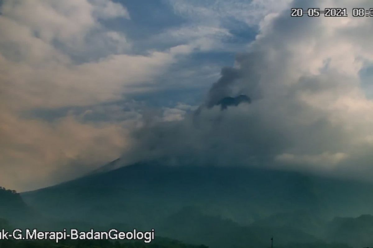 Awan panas guguran Merapi meluncur sejauh 1,8 km