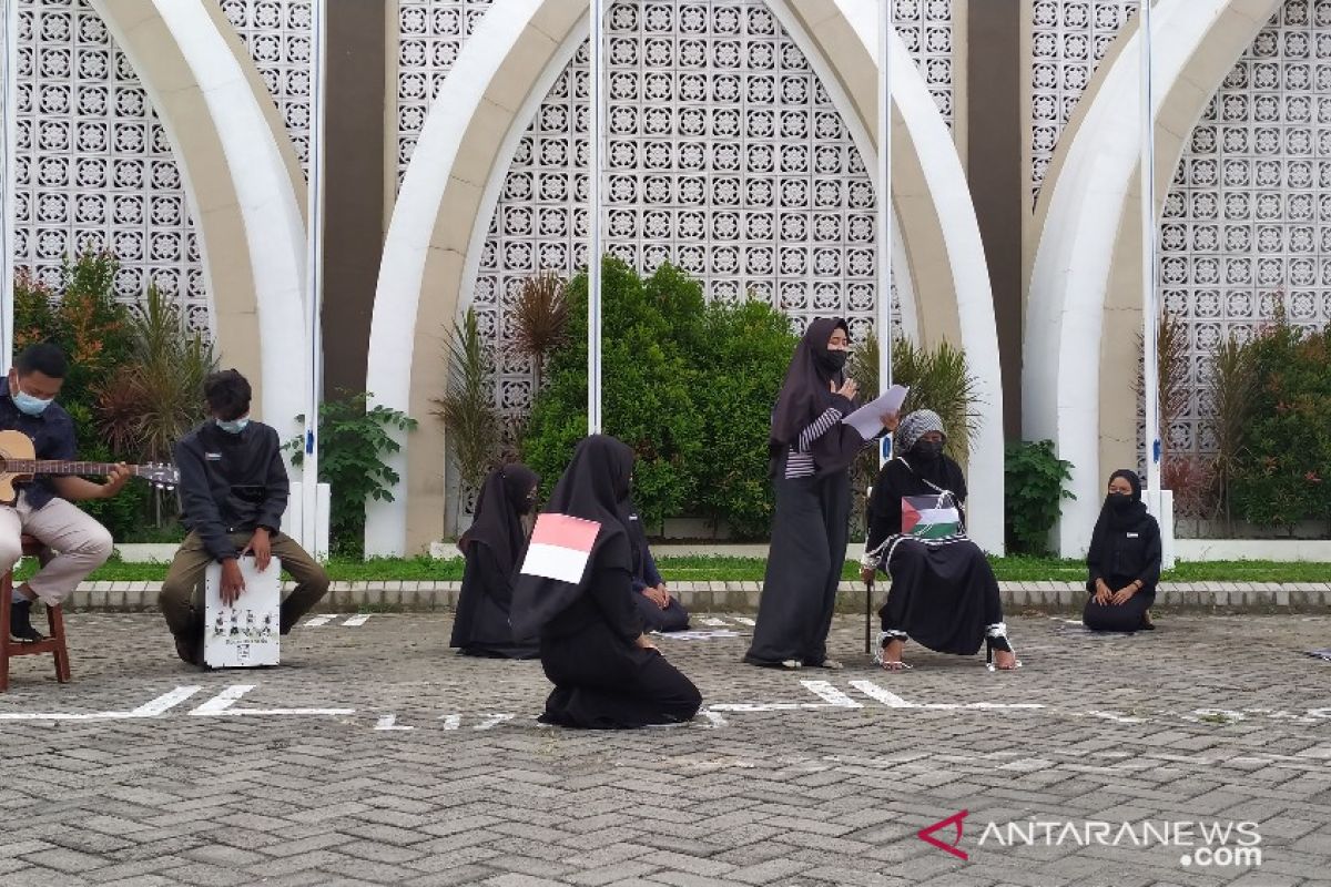 Dukung Palestina, mahasiswa Universitas Muhammadiyah Surabaya gelar aksi teatrikal