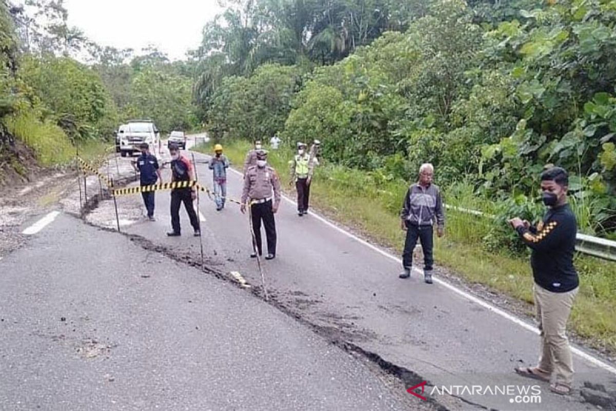 Hati-hati, jalan di kilometer 61 Muara Teweh - Puruk Cahu retak