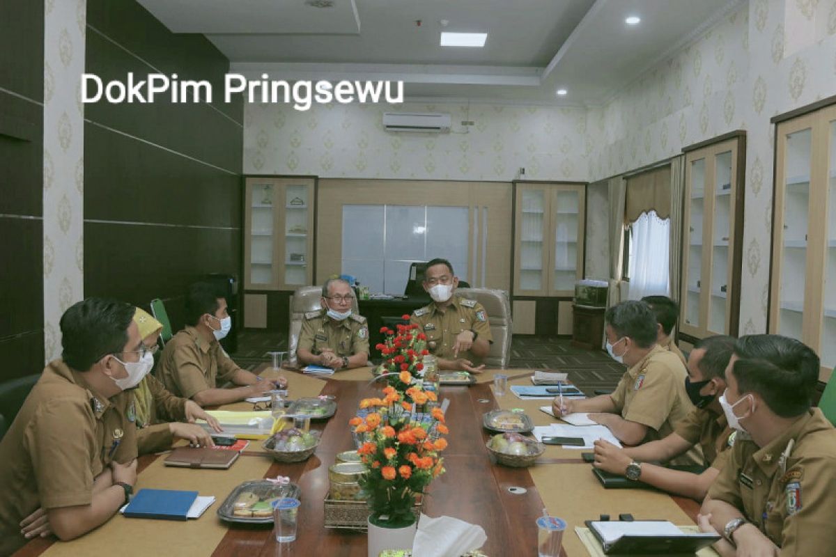 Wakil Bupati Pringsewu pimpin rapat pembahasan tata kelola pemerintahan kelurahan