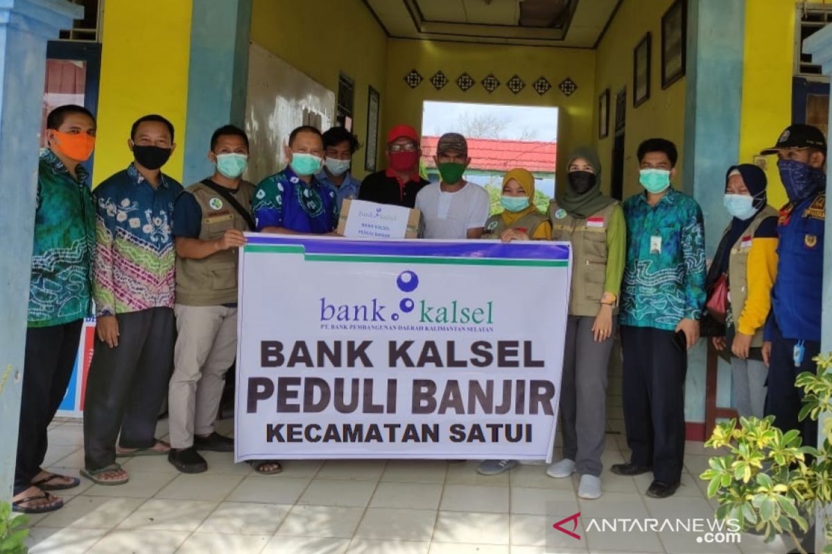 Bank Kalsel salurkan bantuan korban banjir di Satui