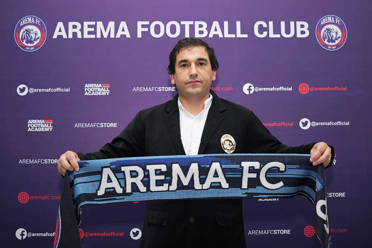 Arema FC memperkenalkan Eduardo Almeida sebagai pelatih baru