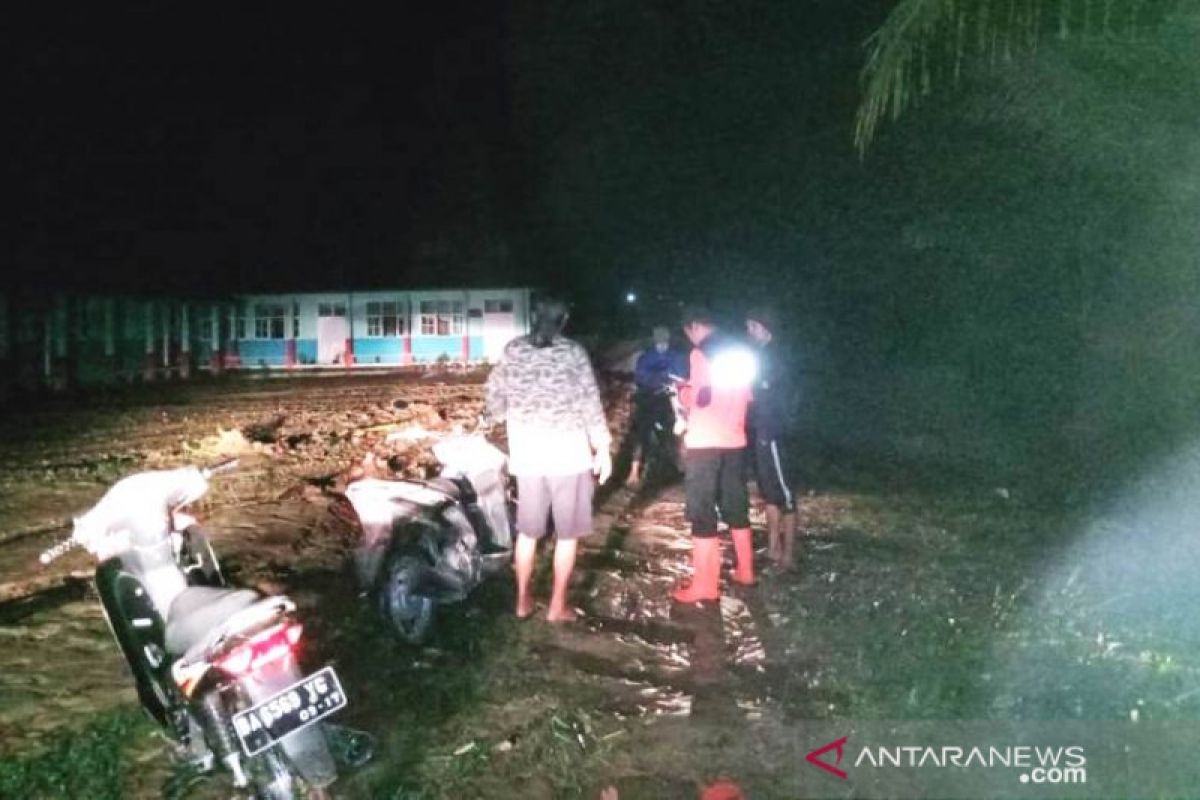 Sungai Pangkua Solok Selatan meluap, tiga rumah dan satu sekolah terendam