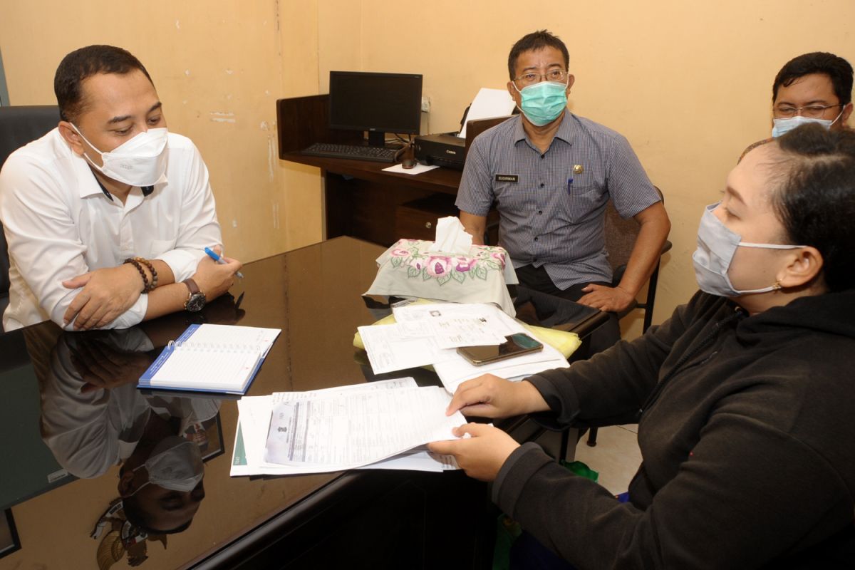 Hari pertama berkantor di kelurahan, Wali Kota Surabaya banyak terima keluhan warga