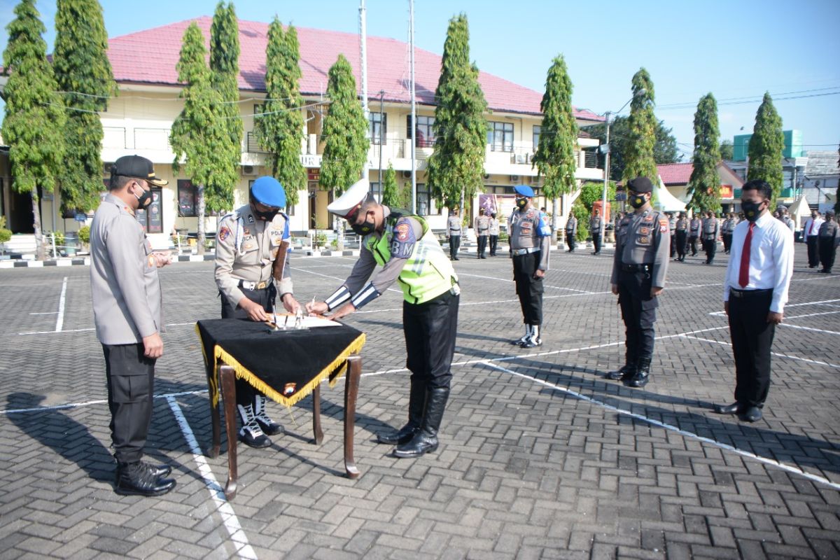 Anggota Polres Situbondo tanda tangani pakta integritas komitmen antinarkoba