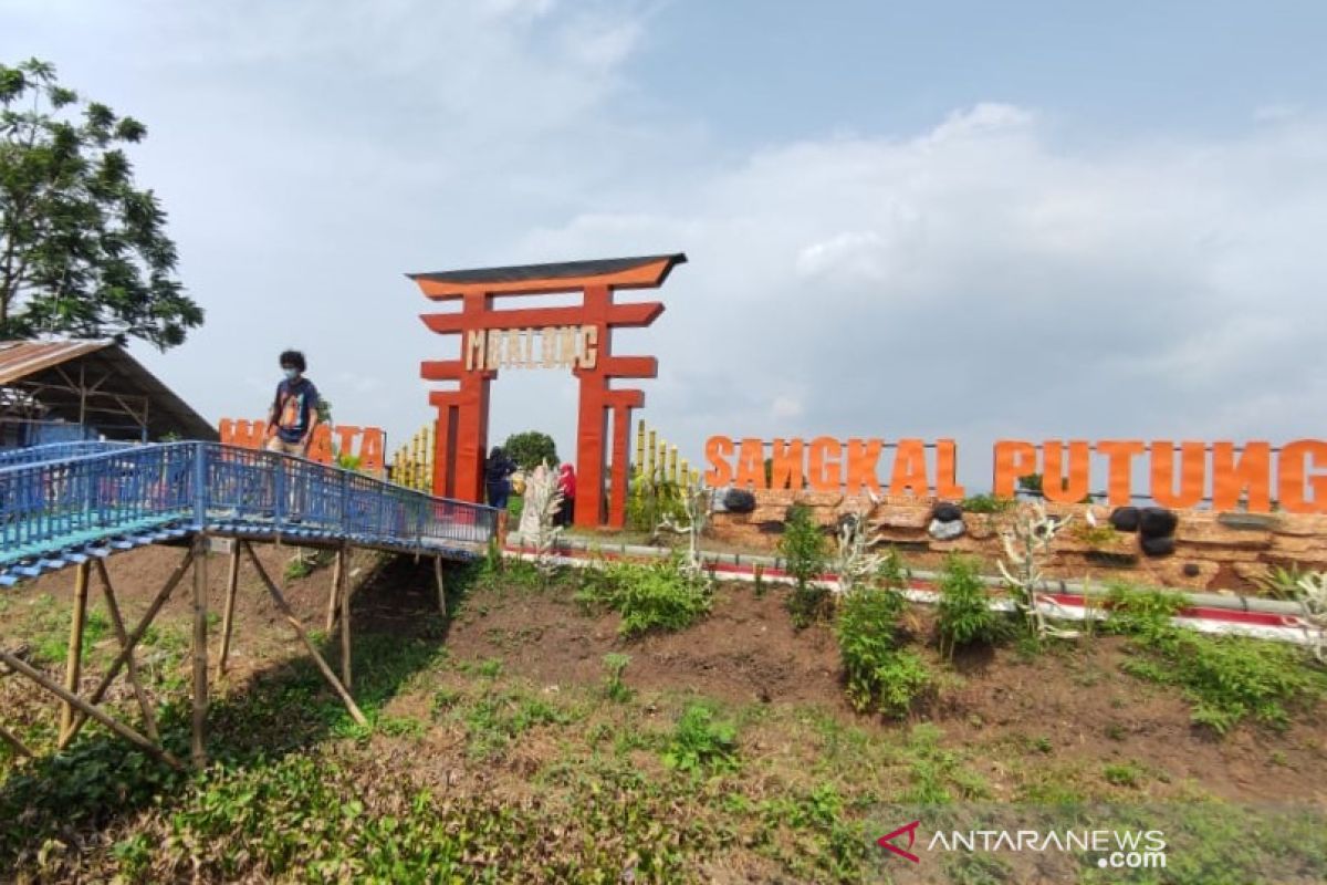 Jumlah pengunjung membeludak, objek wisata air Mejobo Kudus ditutup