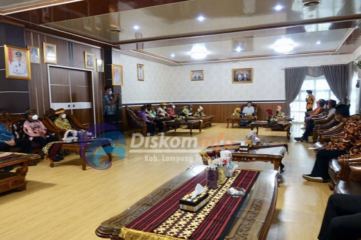 Bupati Lampung Tengah terima kunjungan PHDI