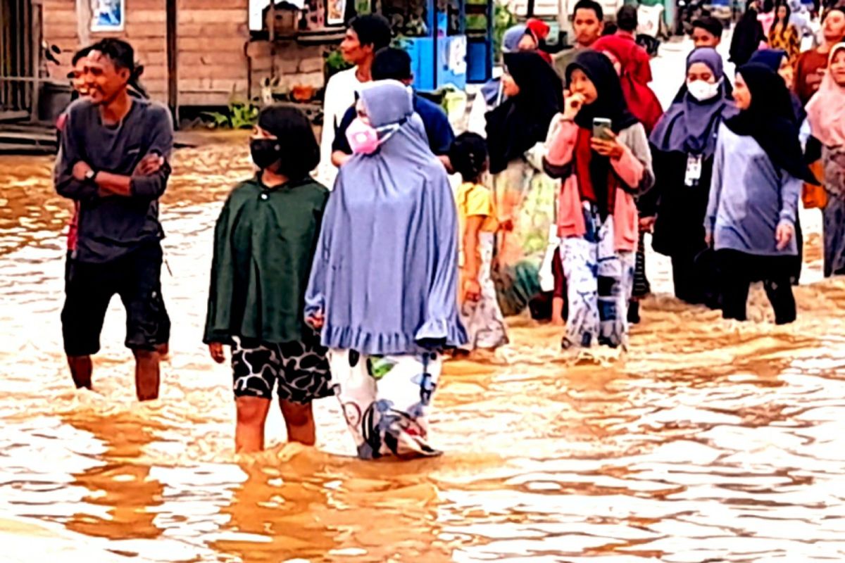 Banjir jadi "obyek wisata dadakan"