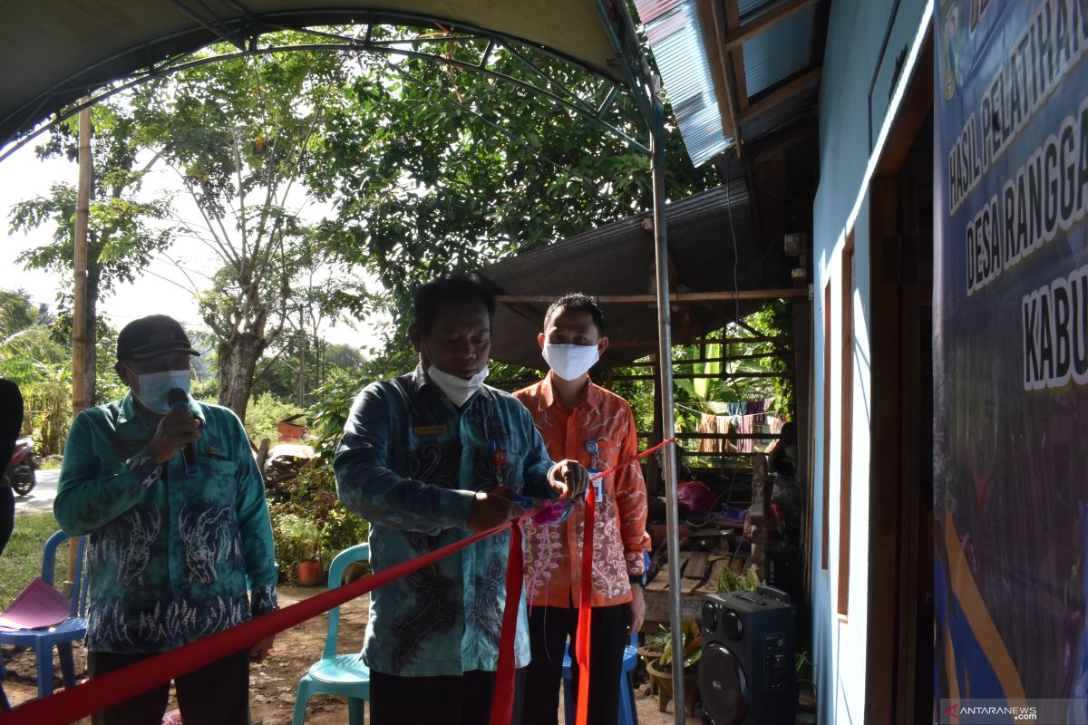 Warga Desa Ranggang gotong royong bedah rumah Mastina