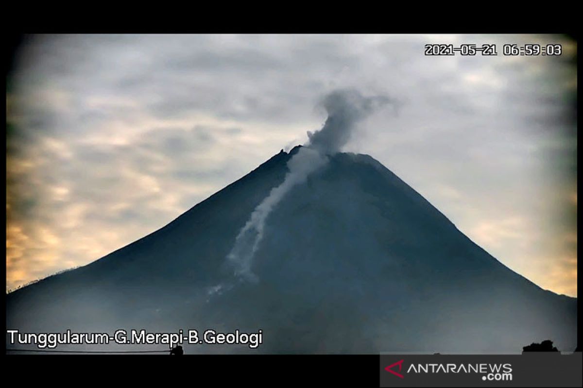 Dua awan panas guguran meluncur dari Gunung Merapi hingga 2 km