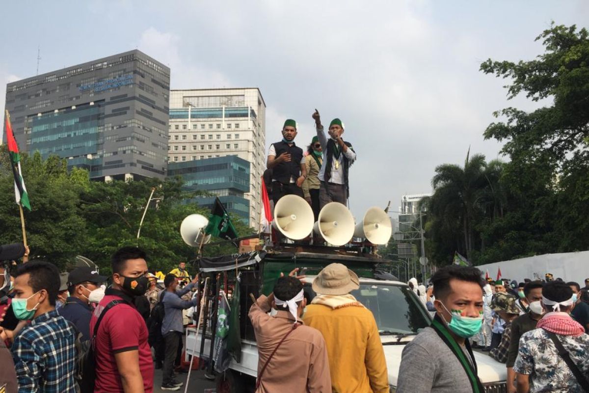 Belasan peserta aksi dari HMI diamankan polisi ke Polda Metro