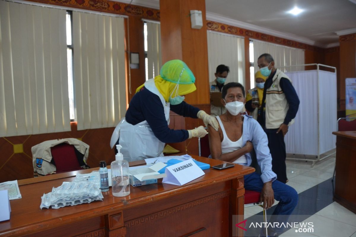 Vaksinasi lansia tahap kedua di Kabupaten Serang capai 900 orang