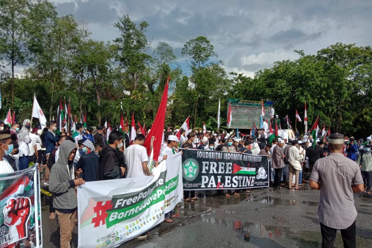 Ribuan warga Kalbar turun ke jalan serukan bela Palestina