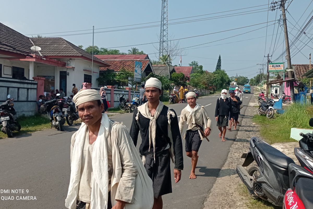 Warga Badui Dalam berjalan kaki tembus hutan Gunung Kendeng demi tradisi Seba