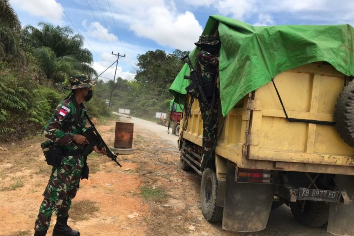 Satgas Pamtas Yonif Mekanis 643/WNS sita ribuan botol minuman keras