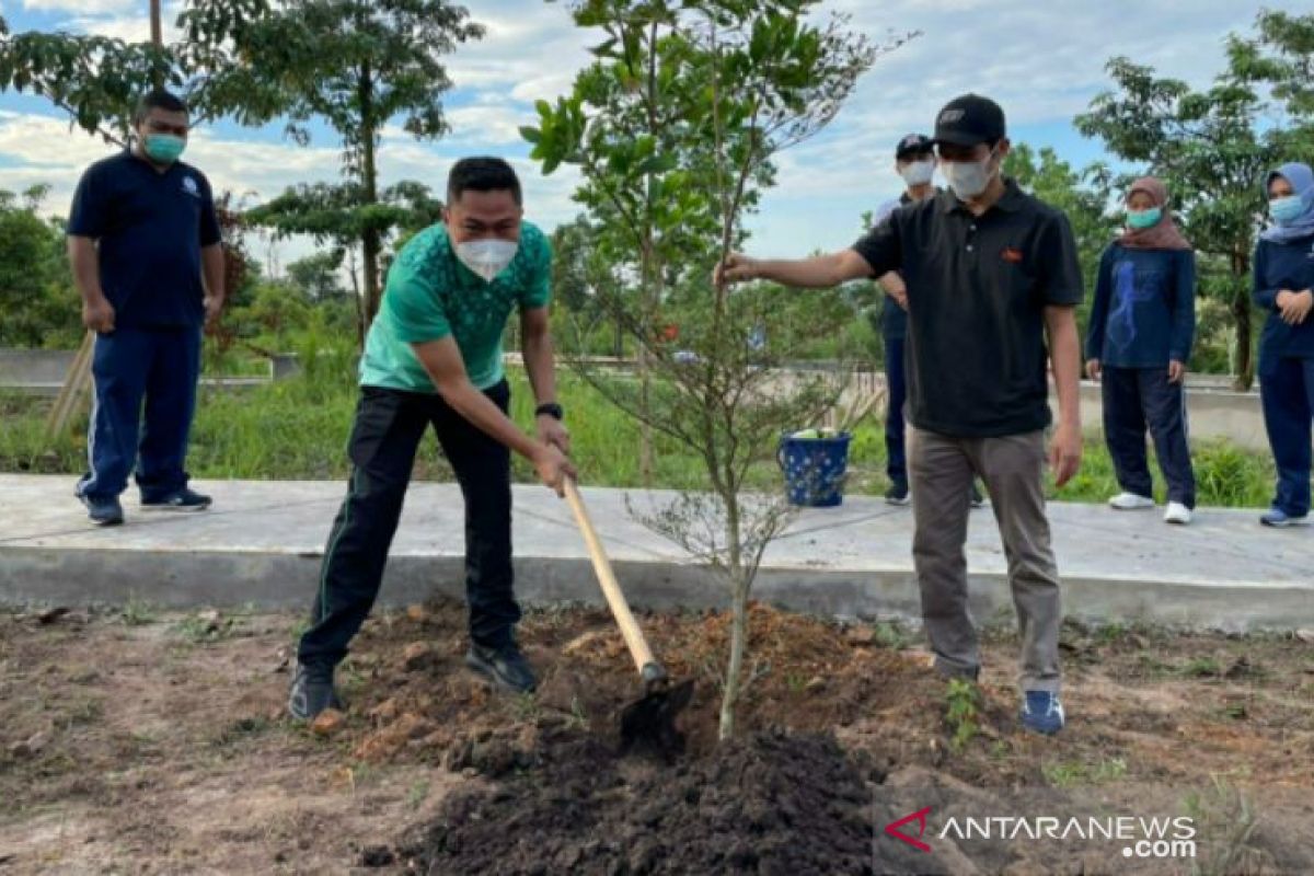 Jasa Raharja Babel tanam bibit pohon di taman Dealova dan Mandara