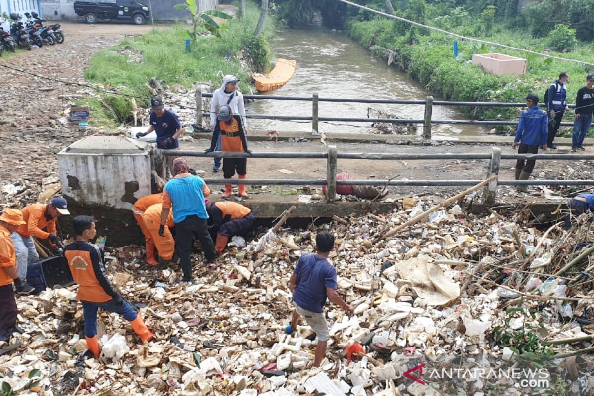 30 ton sampah dari Kali Baru Cilebut Bogor diangkut petugas