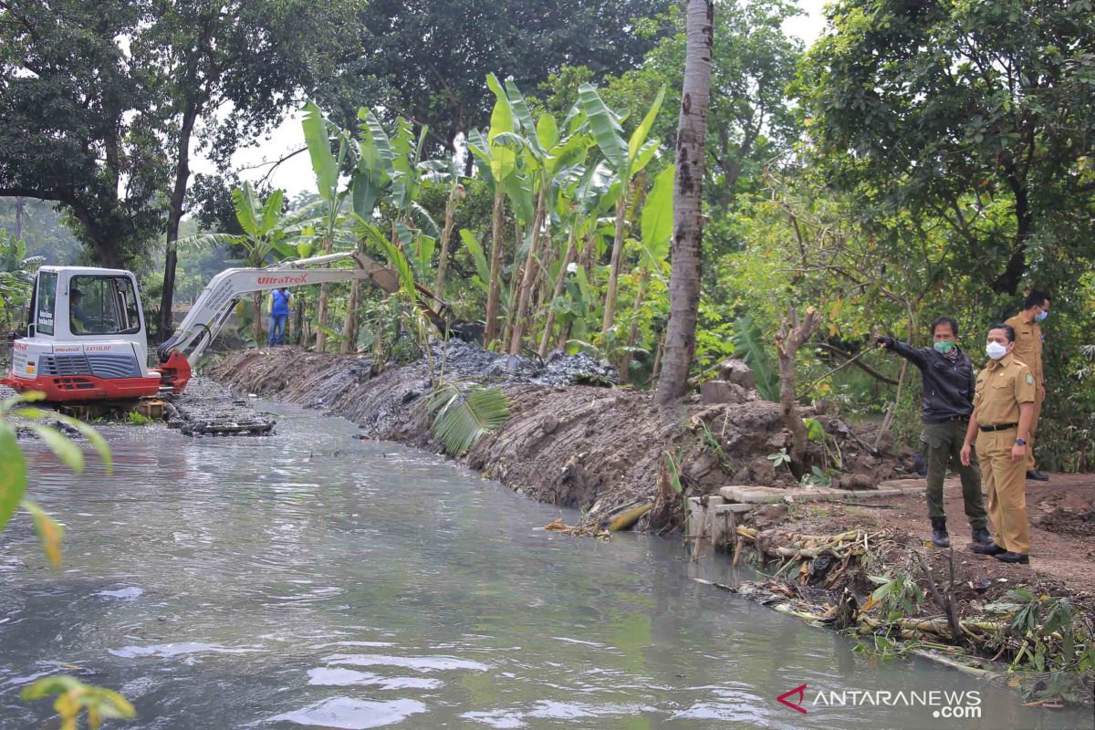 Pemkot Tangerang keruk Situ Cipondoh atasi banjir