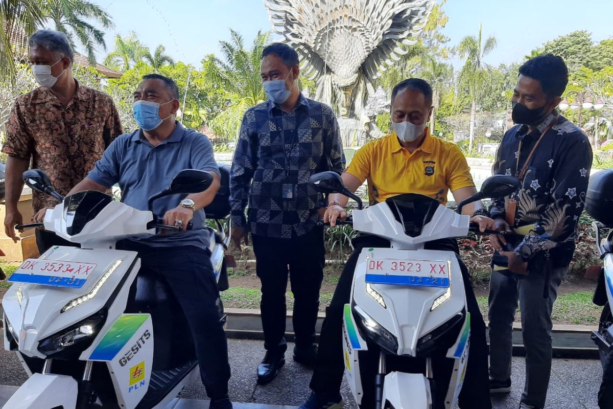 Bupati Jembrana kendarai motor listrik terima lawatan GM PLN Bali