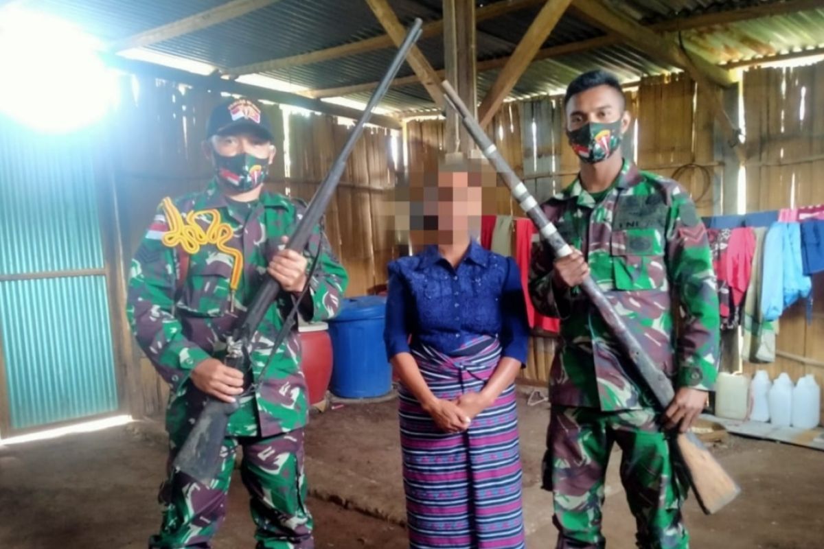 Satgas Pamtas RI-Timor Leste terima dua pucuk senpi dari warga