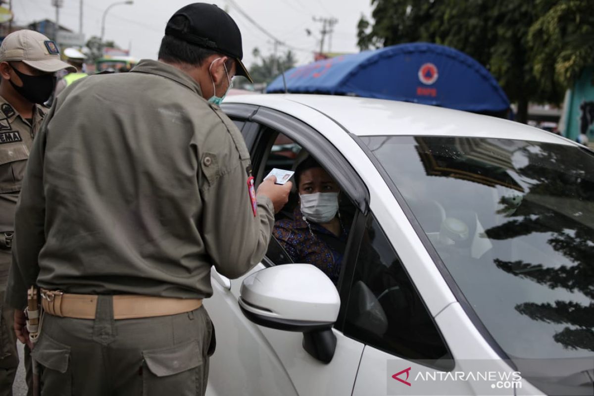Petugas putar balik  pengendara tolak usap antigen di Medan