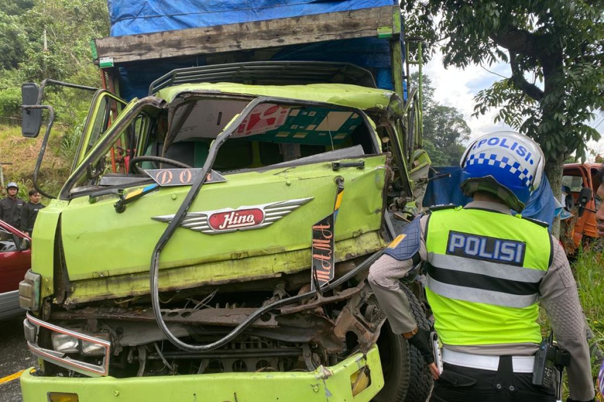 Truk, bus dan pick up tabrakan beruntun di Baso, seorang supir patah kaki