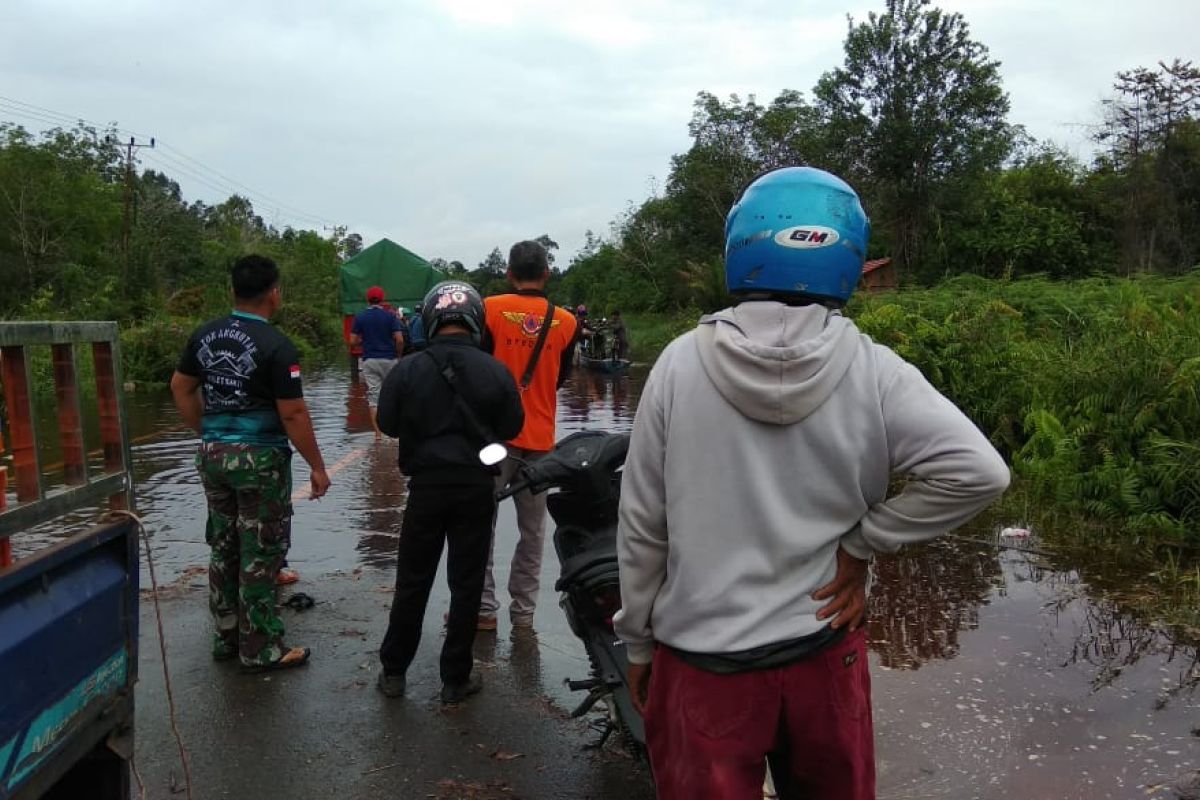 Jalan nasional Kalis-Putussibau lumpuh akibat banjir