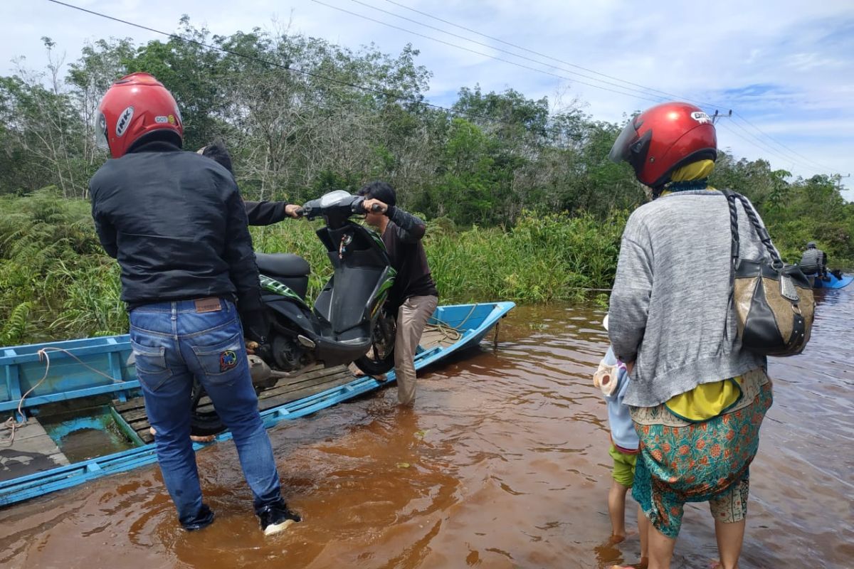 Banjir di ruas jalan nasional Kalis-Putussibau memakan korban jiwa