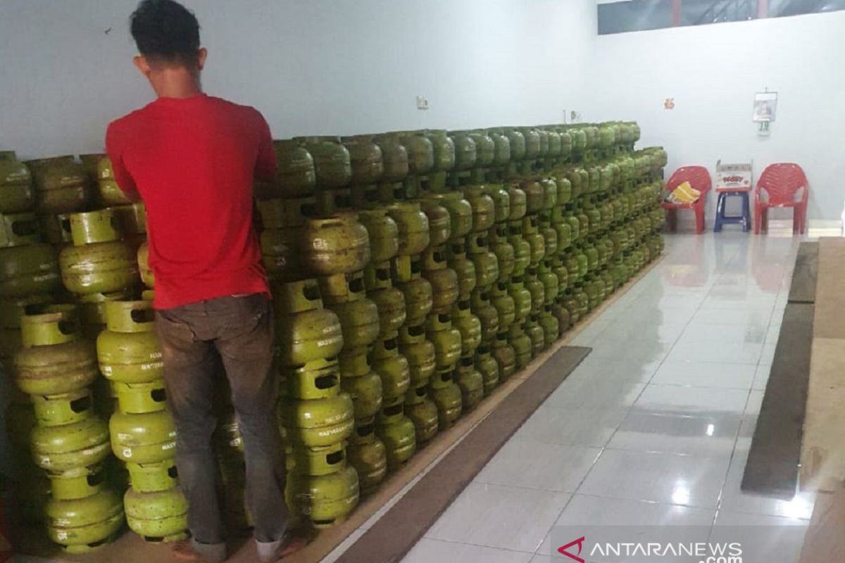 Disperindag Singkawang temukan pedagang jual tiga truk tabung elpiji subsidi ilegal