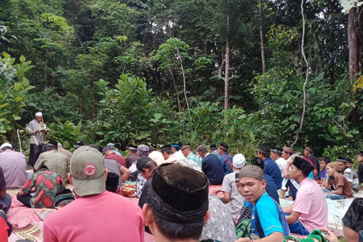 Korban banjir di Semerantau Kapuas Hulu Sholat Jumat di lapangan terbuka