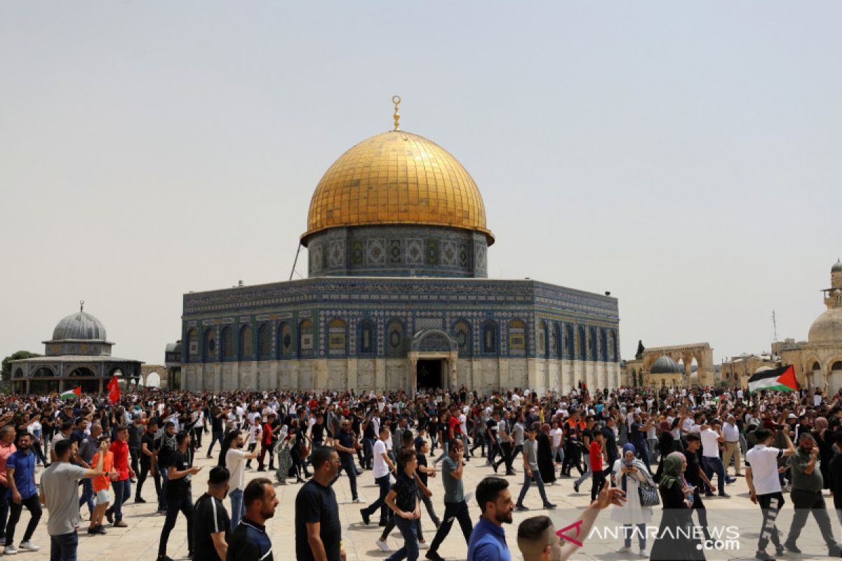 Puluhan ribu Muslim shalat Jumat pertama Ramadhan di Masjid Al Aqsa