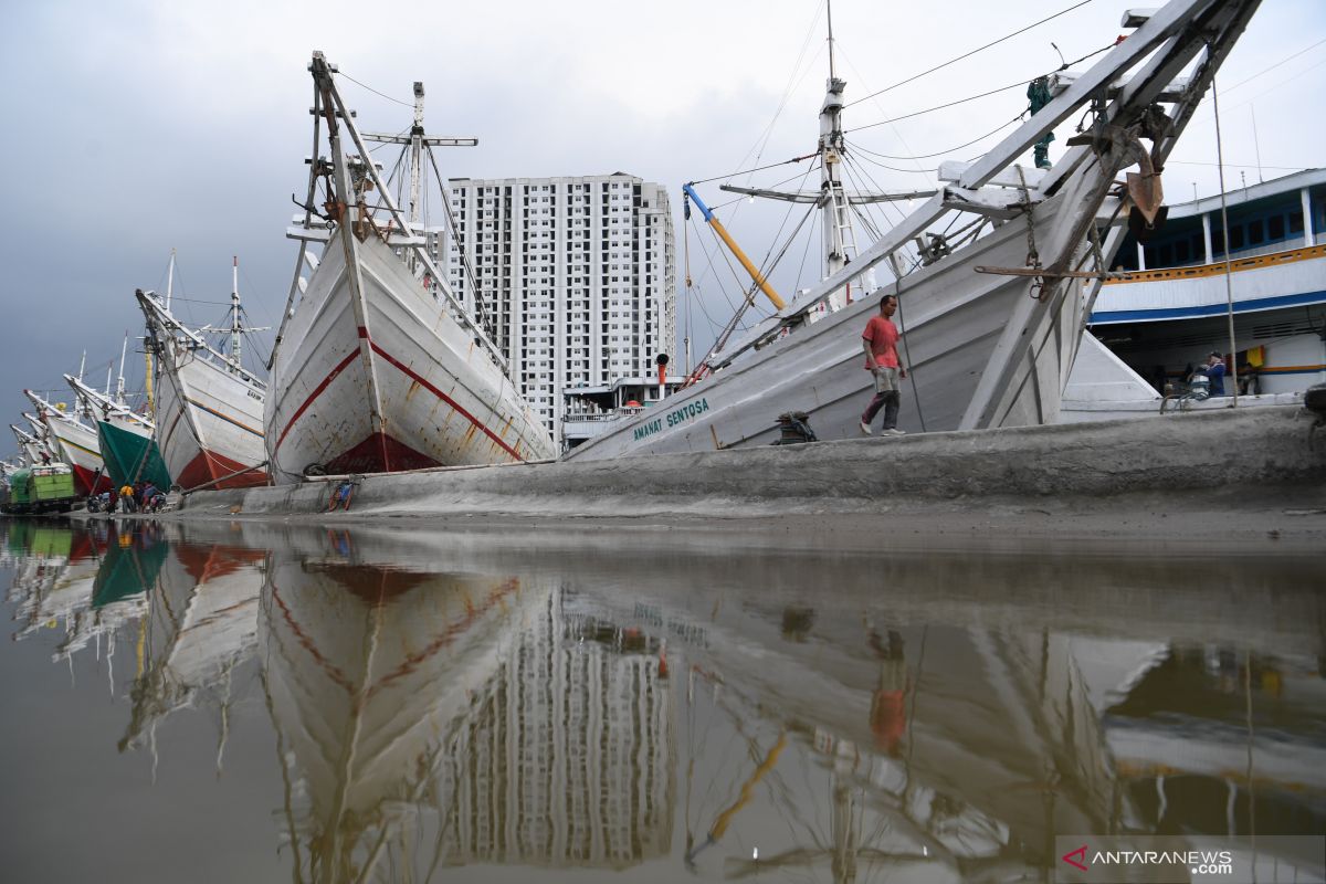 Pelabuhan di DKI Jakarta cerah berawan