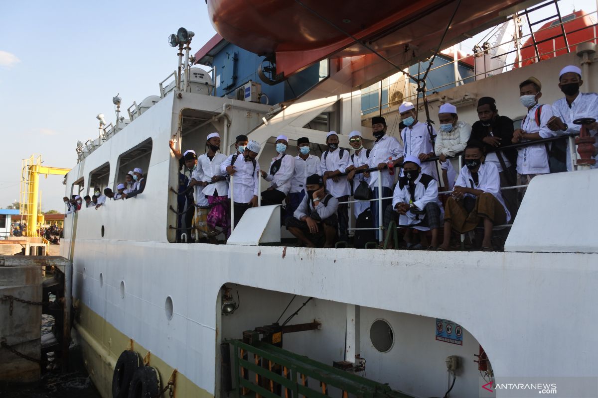 Santri asal kepulauan Madura kembali ke pesantren di Situbondo kantongi surat bebas COVID-19