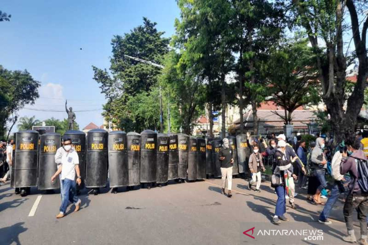 Polisi Surakarta bubarkan aksi peduli Palestina karena langgar prokes