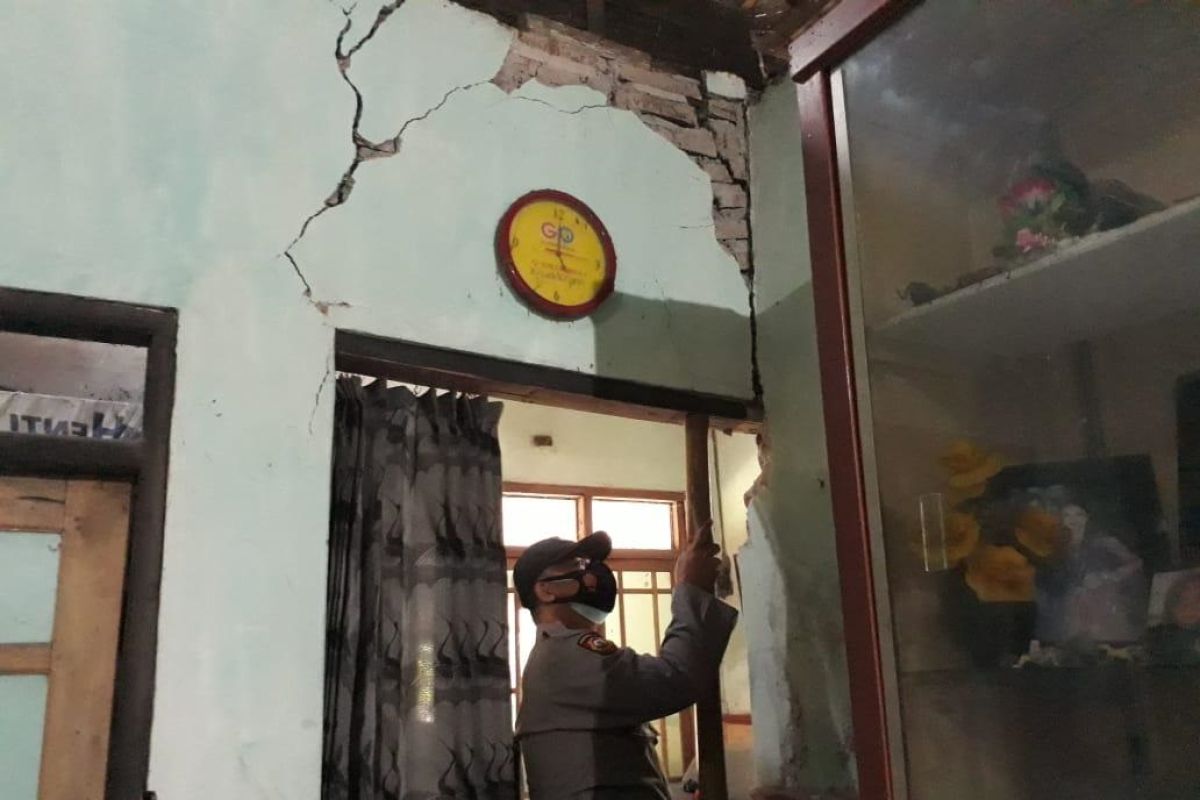 Warga  korban gempa bumi di Blitar belum terima bantuan