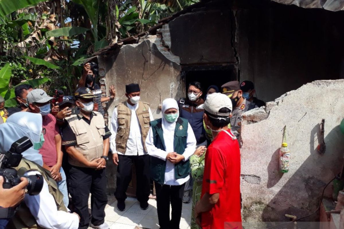 Gubernur Khofifah tinjau rumah rusak akibat gempa di Blitar