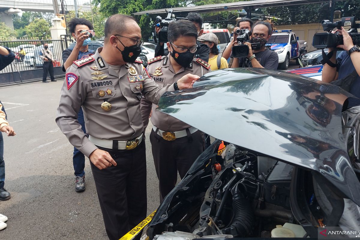 Sopir Xenia mengantuk seruduk penjual mi ayam