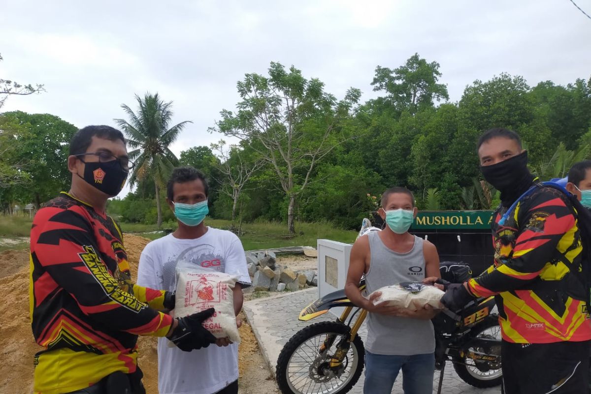 Polres Bangka Barat salurkan bantuan sembako ke warga Tanjung Laut