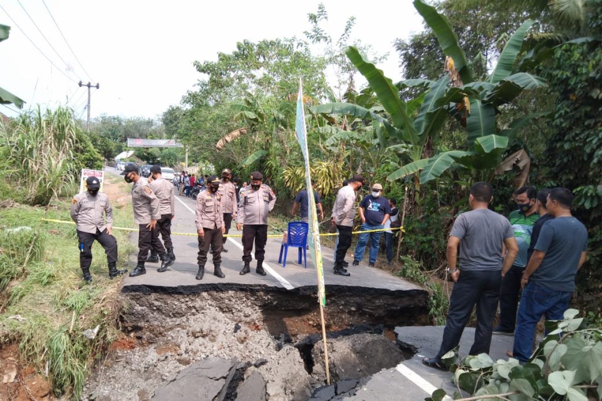 Jalan penghubung OKU-OI Sumsel putus akibat longsor