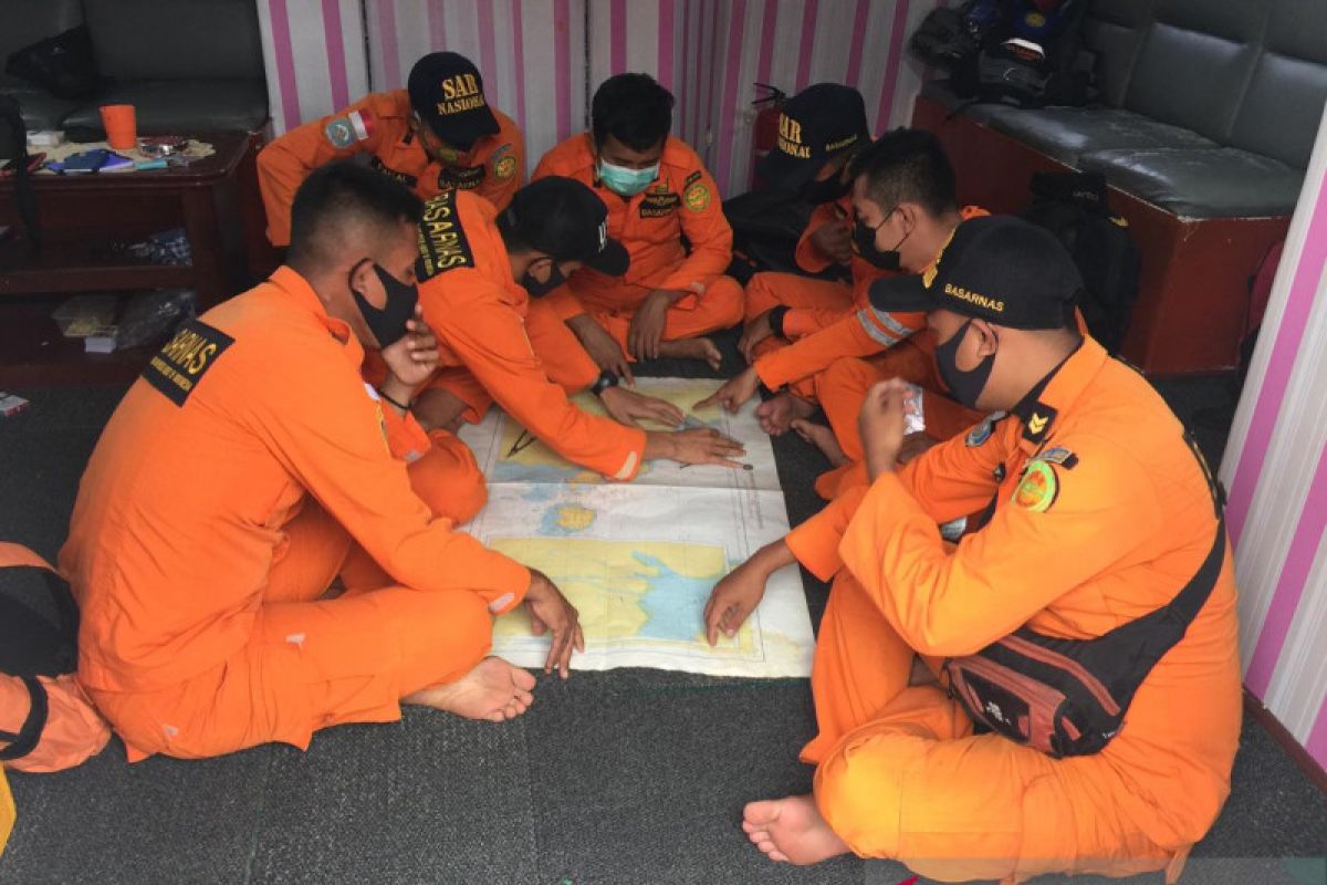 KM Wicly pecah dihantam ombak besar di Kuala Tungkal, 9 penumpang hilang