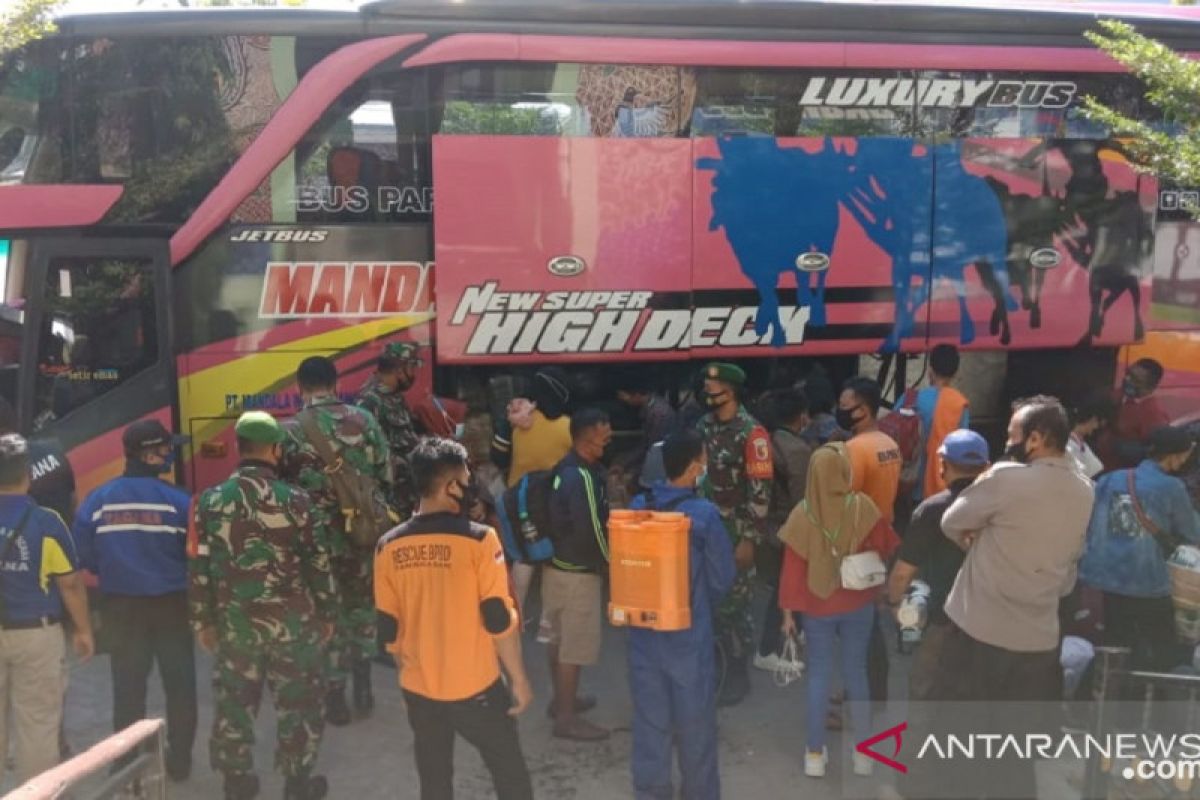 Polisi dan TNI perketat pengamanan di lokasi karantina pekerja migran Pamekasan