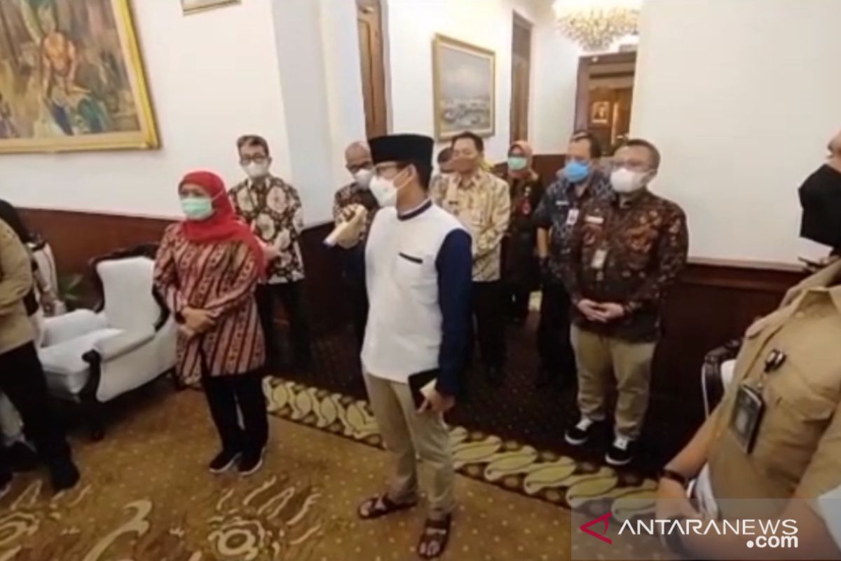 Sandal Sandiaga Uno produk UMKM Lamongan